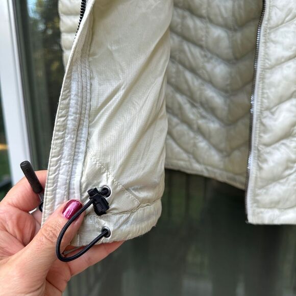 The North Face Women's Light Gray Puffer Jacket - Picture 8 of 10
